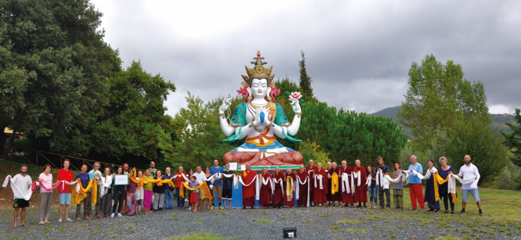 La statua del Buddha della compassione, fatta costruire in origine da Dante Ferretti per il film "Kundun"