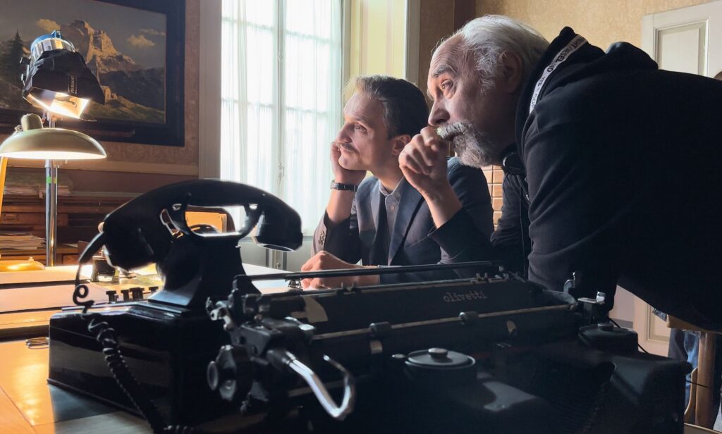 Giorgio Diritti prepara una scena insieme a Franz Rogowski 