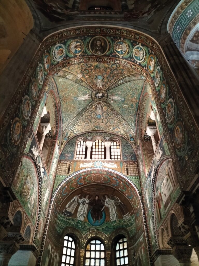 L'abside spettacolare di S. Vitale a Ravenna, con un Cristo imberbe che siede su un globo azzurro.