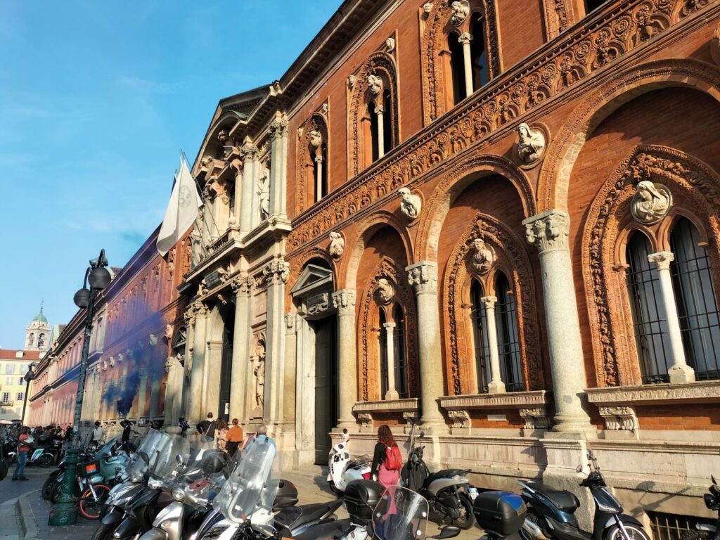 L'Università Statale di Milano in Ca’ Granda: la facciata del Filarete veglia sui festeggiamenti di un neo-laureato