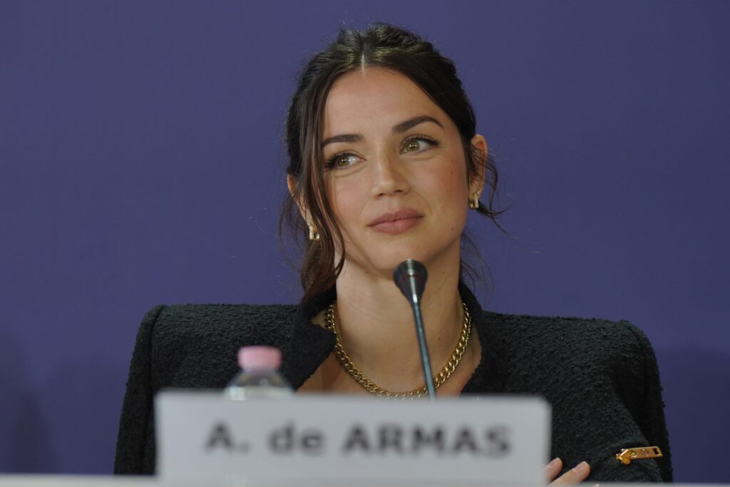 Ana de Armas in conferenza stampa a Venezia