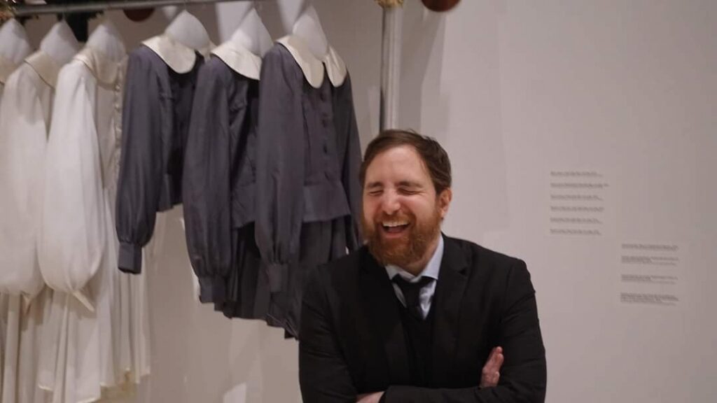 Risata terapeutica di Adriano Ercolani, sotto i vestiti utilizzati in "Salò o le 120 giornate di Sodoma" di Pasolini alla mostra a lui dedicata alla Galleria Nazionale