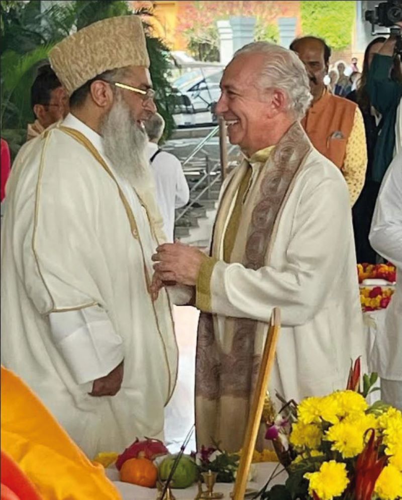 L'incontro tra Tony Nader e l'imam Umer Ahmed Ilyasi all'Assemblea per la Pace.