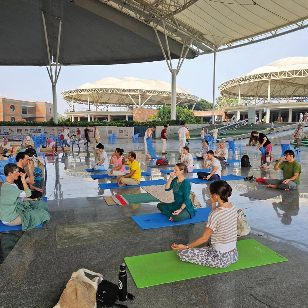Esercizi di pranayama durante l'Assemblea di Hyderabad.
