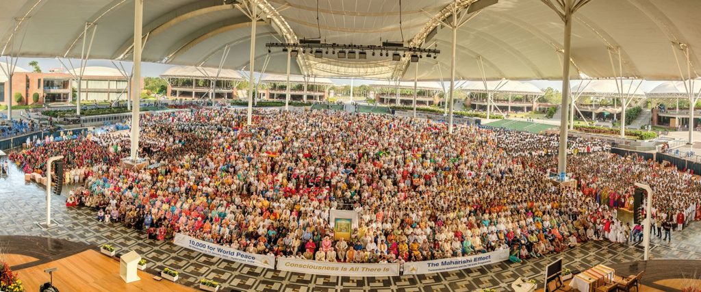 Foto di gruppo dei 10.000 meditanti MT che hanno partecipato all'Assemblea per la Pace in India