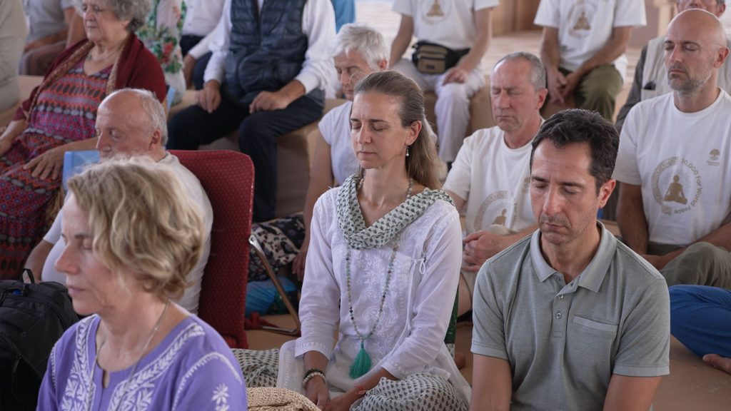 Un gruppo di meditanti italiani di MT che ha partecipato all'Assemblea per la Pace in India